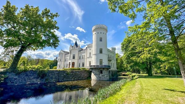 Op de foto is het object Schloss Schlemmin te zien, gelegen in de stad Behrenwalde.