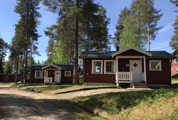 Na fotografii je vidět objekt Kärrsjögården nacházející se ve městě Karlsviken.