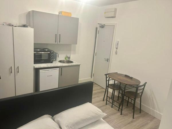 A la foto es mostra l'objecte Cosy studio flat in Teddington situat a la ciutat de Teddington.