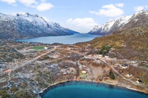 På bildet vises objektet Kræmarvika Vila som ligger i byen Ersfjordbotn.