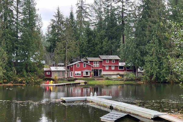 На фото показан объект Palace Under the Pines, расположенный в городе Bow.