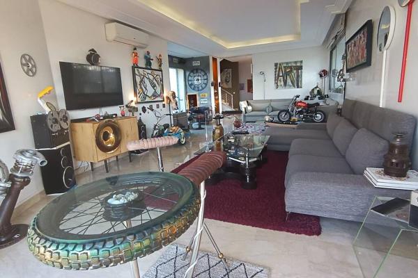 Na zdjęciu widoczny jest obiekt luxury vintage home położony w mieście Casablanca.
