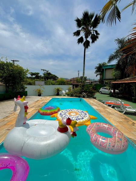 Na fotografii je vidět objekt Hostel Casa Jambo Guaruja nacházející se ve městě Guarujá.