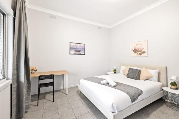 Rustic Queen Room - Conveniently Located - Shared Bathroom, Sydney