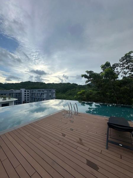 Auf dem Foto ist das Objekt Duplex apartment on Naiharn Beach A22 in der Stadt Strand Rawai zu sehen.