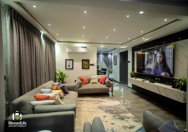照片显示了位于Ayeduasi市的Blessedlife Apartment物件。