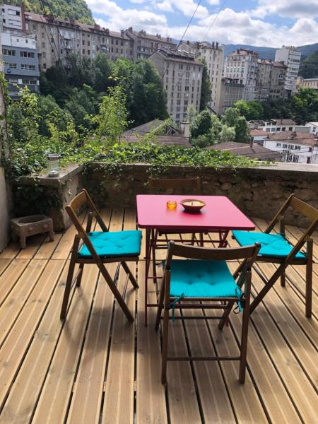 A la foto es mostra l'objecte T2 avec terrasse calme et ensoleillée situat a la ciutat de Saint-Claude.