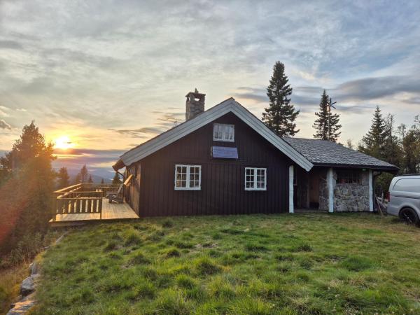 På billedet ses objektet Cozy log cabin at beautiful Nystølsfjellet beliggende i byen Blomstølen.