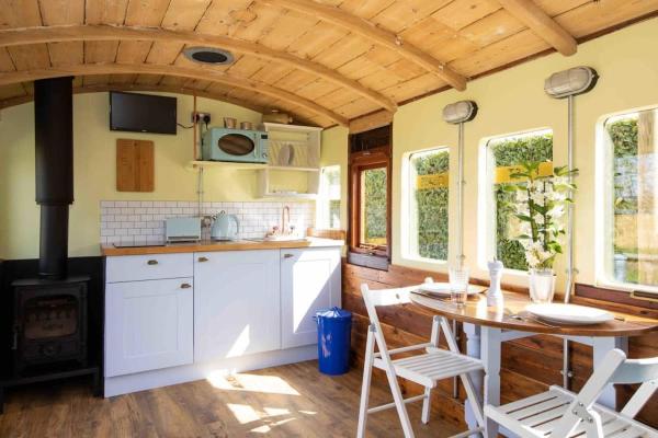 Zdjęcie 4: Unique & Comfy Remodelled Railway Carriage