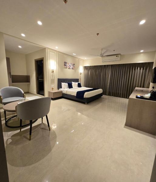 写真にはPadmāpur市にあるWestern Hotelが写っています。