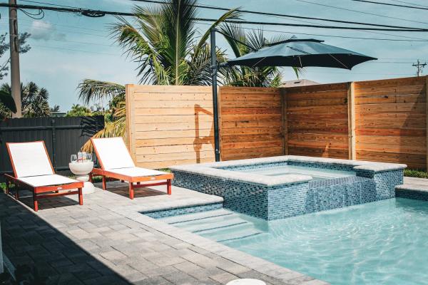 Luxurious Waterfront Home With Heated Pool And Jacuzzi - Cape Coral, FL