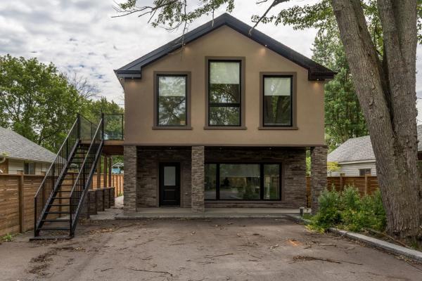 A la foto es mostra l'objecte Lake House By Lis situat a la ciutat de Innisfil.