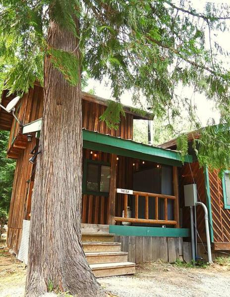 Photo 1 : Spacious, Custom-Built Log Cabin