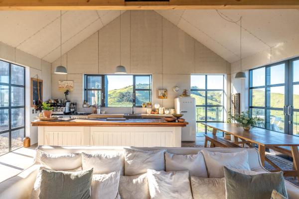 写真にはAwaroa市にあるLoft & Workroom, Woodside Bay - Be My Guest Waihekeが写っています。
