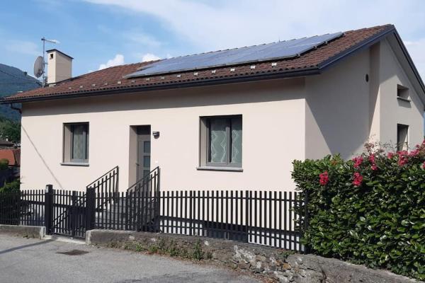 Na fotografii je vidět objekt Casa Morgana a Villatico nacházející se ve městě Colico.