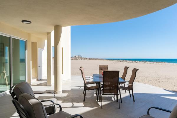 Op de foto is het object Villa 15 Beachfront Playa Azul Resort te zien, gelegen in de stad Playa Encanto.