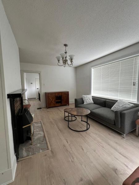 A la foto es mostra l'objecte Larch House in Vancouver West situat a la ciutat de Vancouver.