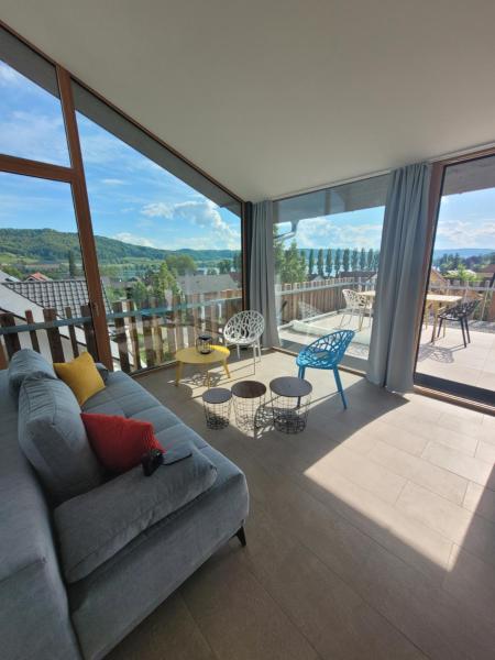 Na zdjęciu widoczny jest obiekt LakeSide - exklusives Architektenhaus C5 mit Seesicht auf der Höri położony w mieście Öhningen.