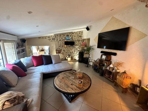 A la foto es mostra l'objecte maison en pierre situat a la ciutat de Lemps.