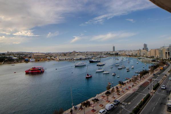 A la foto es mostra l'objecte The Strand - 4BED SliemaSeafront Fl 1 by Homely situat a la ciutat de Sliema.
