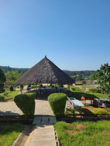 Na fotografii je vidět objekt Agulu Lake Resort and Conference Centre nacházející se ve městě Otu.