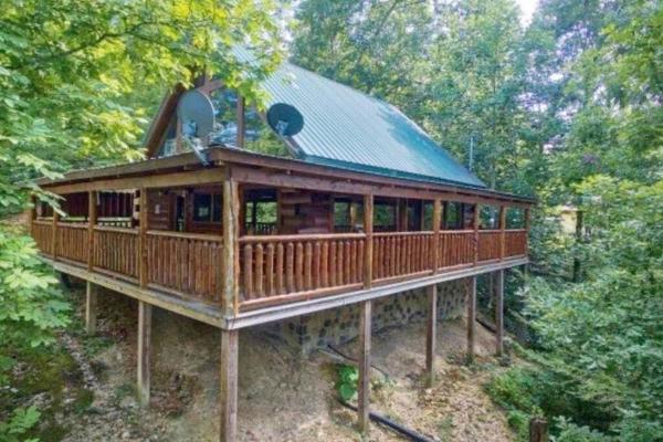På bildet vises objektet Secluded, private, romantic Four Bears cabin som ligger i byen Caton.