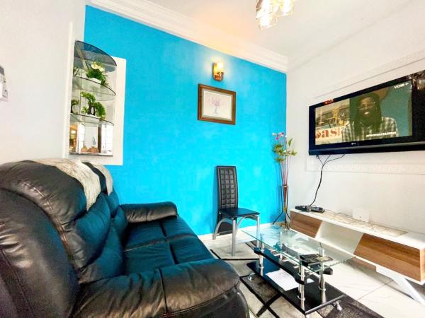 1 Bed Studio Sleeps 2 - Canal Views Balcony Wifi, Douala