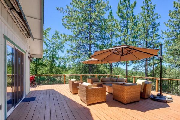 A la foto es mostra l'objecte The Valley View- Pine Mountain Lake Cabin home situat a la ciutat de Big Oak Flat.