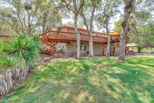 På billedet ses objektet 8 Mi to Jacksonville Oregon Getaway with Deck! beliggende i byen Buncom.