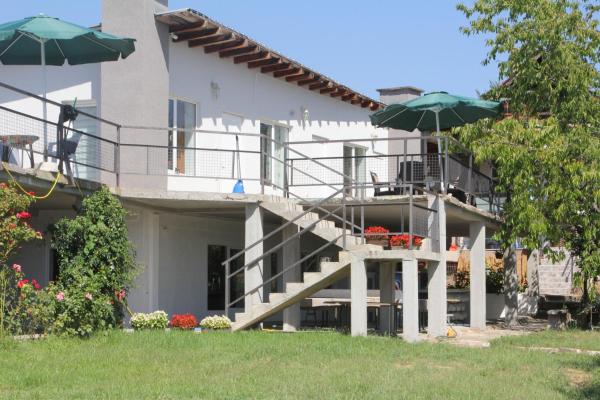 A la foto es mostra l'objecte Apartmani Borovi situat a la ciutat de Berilovac.