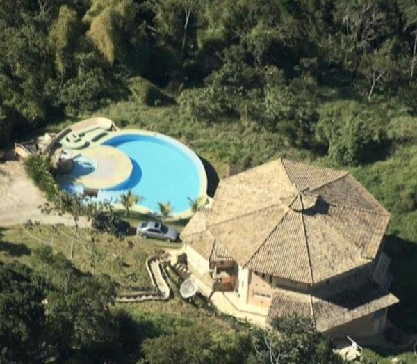 A la foto es mostra l'objecte Casa Paraty -Águas do Ouro situat a la ciutat de Parati.