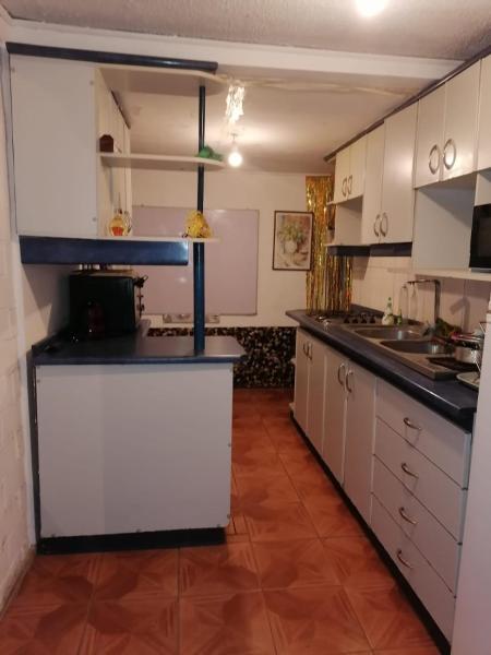 En la foto se muestra el objeto SE ARRIENDA 1 HABITACION CASA HUECHURABA, Villa Las Bandurrias ubicado en la ciudad de Lo Solar.