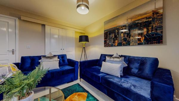 Na fotografii je vidět objekt Spacious 4 Bedroom, 3 Bath House by Jesswood Properties Contractors, Business and Leisure with Free Parking and WIFI nacházející se ve městě Haddon.