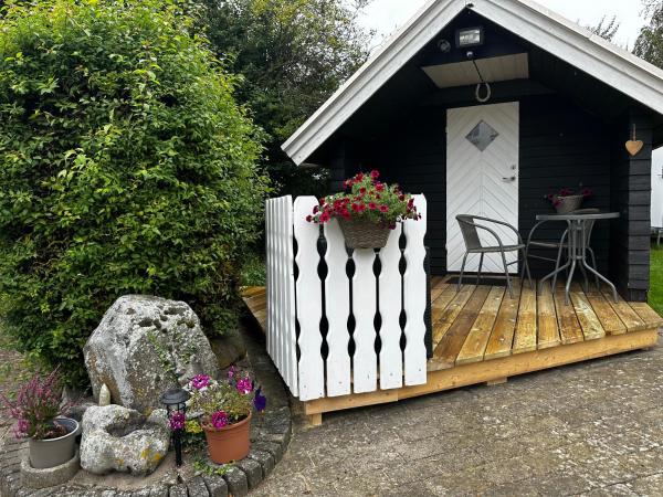 Na fotografii je vidět objekt Stunning Romantic Cabin close to Baltic see nacházející se ve městě Idestrup.