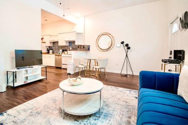 Foto 2: 2BR Chic Duplex - Firepit - Perfect for Travel