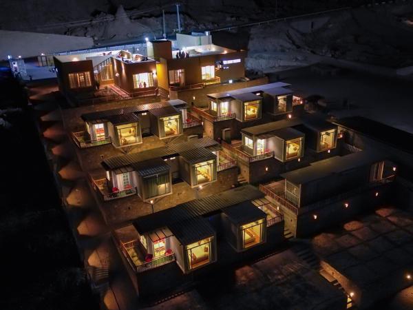 Auf dem Foto ist das Objekt The Consorts Hotels & Resorts HUNZA ATTABAD LAKE in der Stadt Tashot zu sehen.