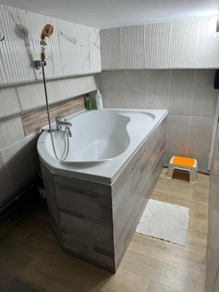 A la foto es mostra l'objecte Lucky hotel situat a la ciutat de Chisinau.