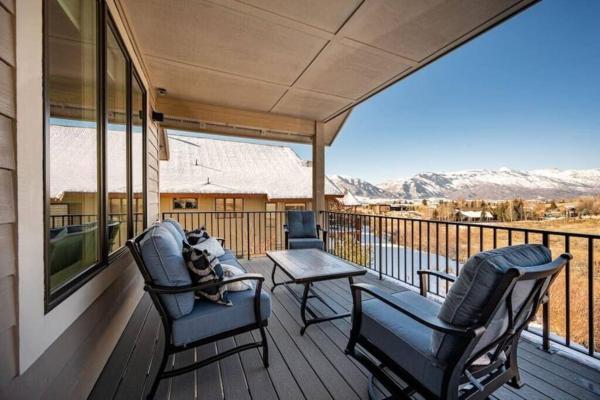 A la foto es mostra l'objecte Powder Ridge Escape with Hot Tub situat a la ciutat de Eden.