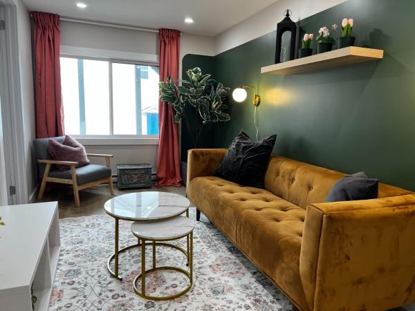 Na zdjęciu widoczny jest obiekt Flamingo Jungle Tropical-Themed Getaway at Ports on Portland, Unit #2 położony w mieście Halifax.