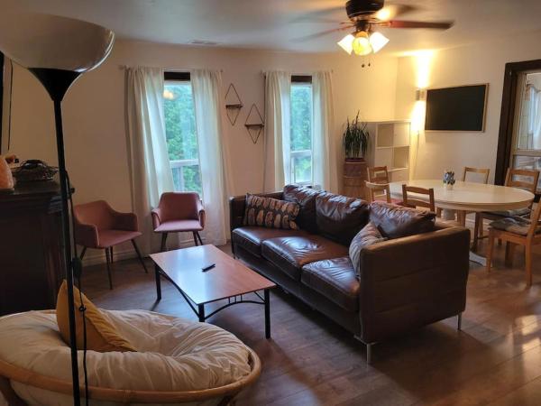 La photo montre l'objet Cozy Farmhouse 10 Minutes From The Beach! situé dans la ville de Simcoe.