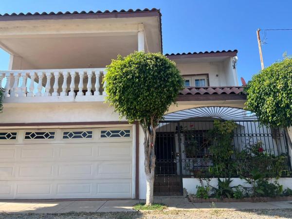 A la foto es mostra l'objecte Casa Familiar Rosarito situat a la ciutat de Divisadero.