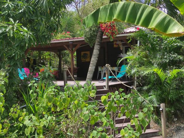 The photo shows the Hébergement Bouillante Petite Anse - 100m plage located in the city of Mathurin Noël.