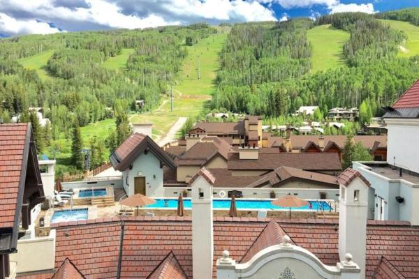 På billedet ses objektet Platinum 2 Bedroom Vacation Rental In The Heart Of Vail That Includes Ski Valet, Ski Deck, Rooftop Pool, Panoramic Views beliggende i byen Vail.