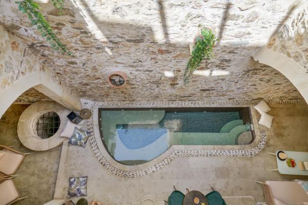 Nella foto è visibile l'oggetto Villa Kamares, a 1912 stonebuilt unique estate with heated pool! situato nella città di Panormos.