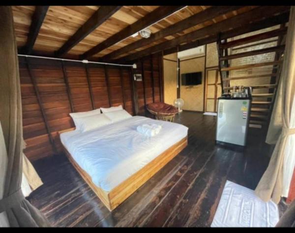 Na fotografii je vidět objekt Khanom Lan Thung Resort nacházející se ve městě Khanom.
