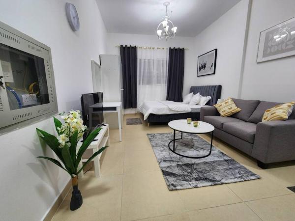 Na foto é possível ver o objeto furnished studio for rent Ajman localizado na cidade de Al Ḩamīdīyah.