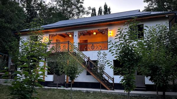 På billedet ses objektet Hayat guesthouse nuratau mountain beliggende i byen Madzherum.