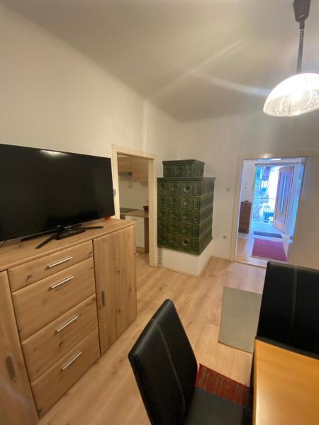 The photo shows the Gemütliches Altbauhaus located in the city of Loipersbach im Burgenland.