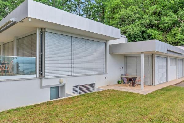 写真にはヌーシャテル市にあるStudio, meublé, jolie terrasse, parking gratuitが写っています。