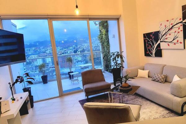A la foto es mostra l'objecte Loft de lujo con cautivante vista a la montaña situat a la ciutat de Quito.